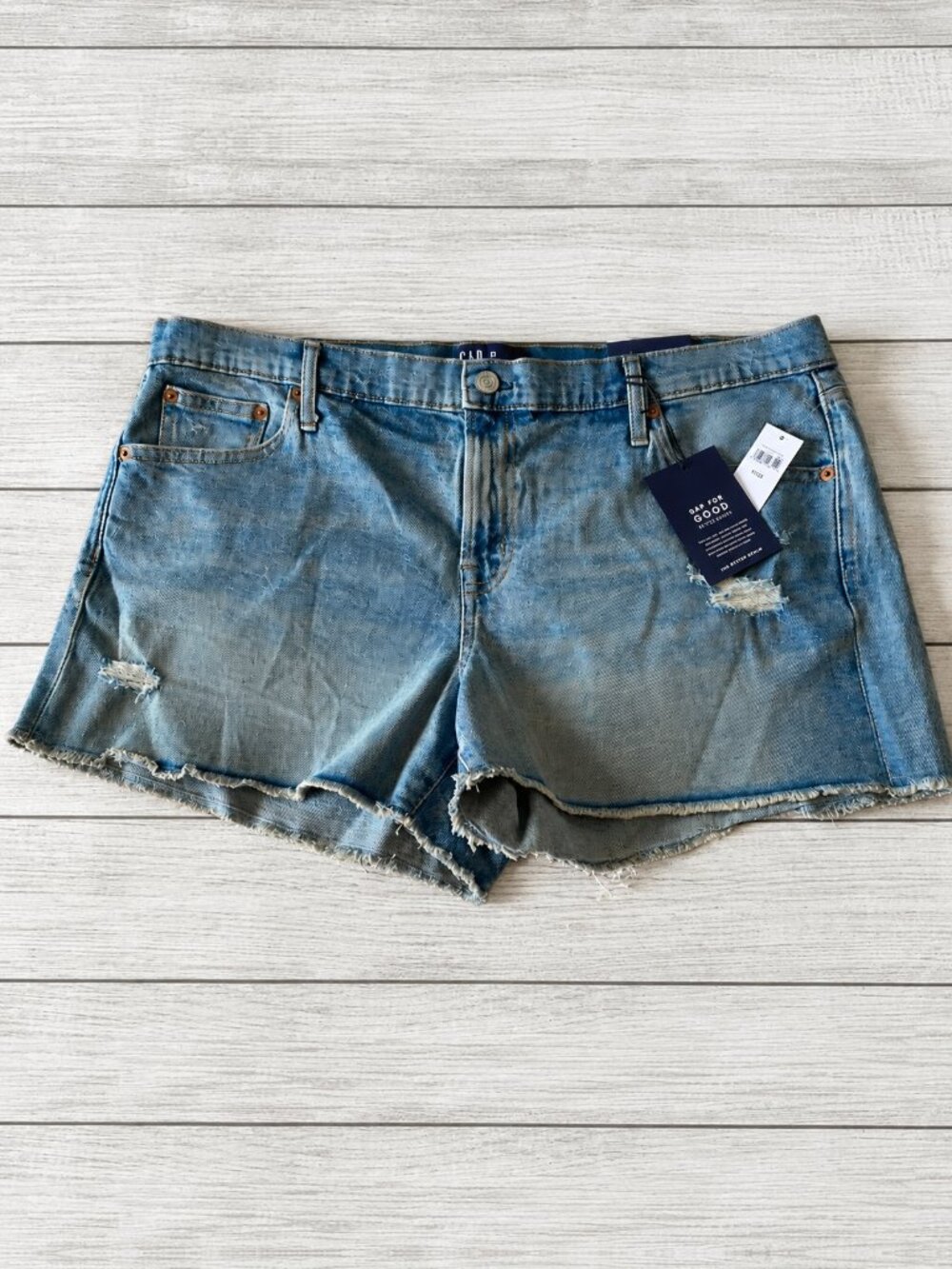 NWT GAP Mid Rise Distressed Denim Shorts 3" Size 33